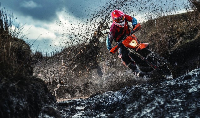 排列五直播平台：C罗称霸谷歌搜索风云榜，近十五年十度登顶，梅西仅一次问鼎背后的数字时代体育偶像逻辑